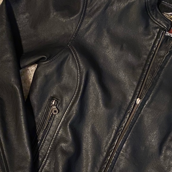 Harley-Davidson leather jacket. Excellent condition.Logo patch on back. Medium - Picture 9 of 17